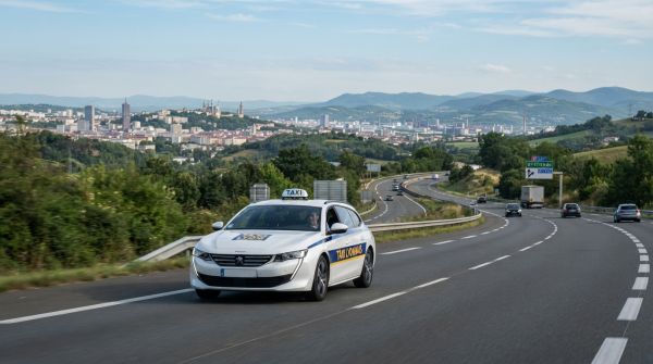 Taxi 24h/24 disponible pour vos trajets Lyon vers Saint-Étienne